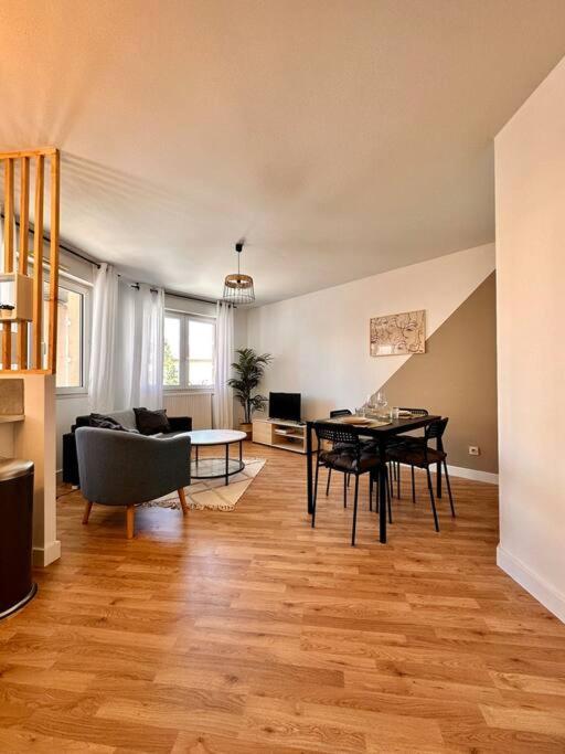 Villeurbanne • T2 Fraternite • Hostisy Luaran gambar